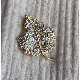 Broche aimant feuille strass