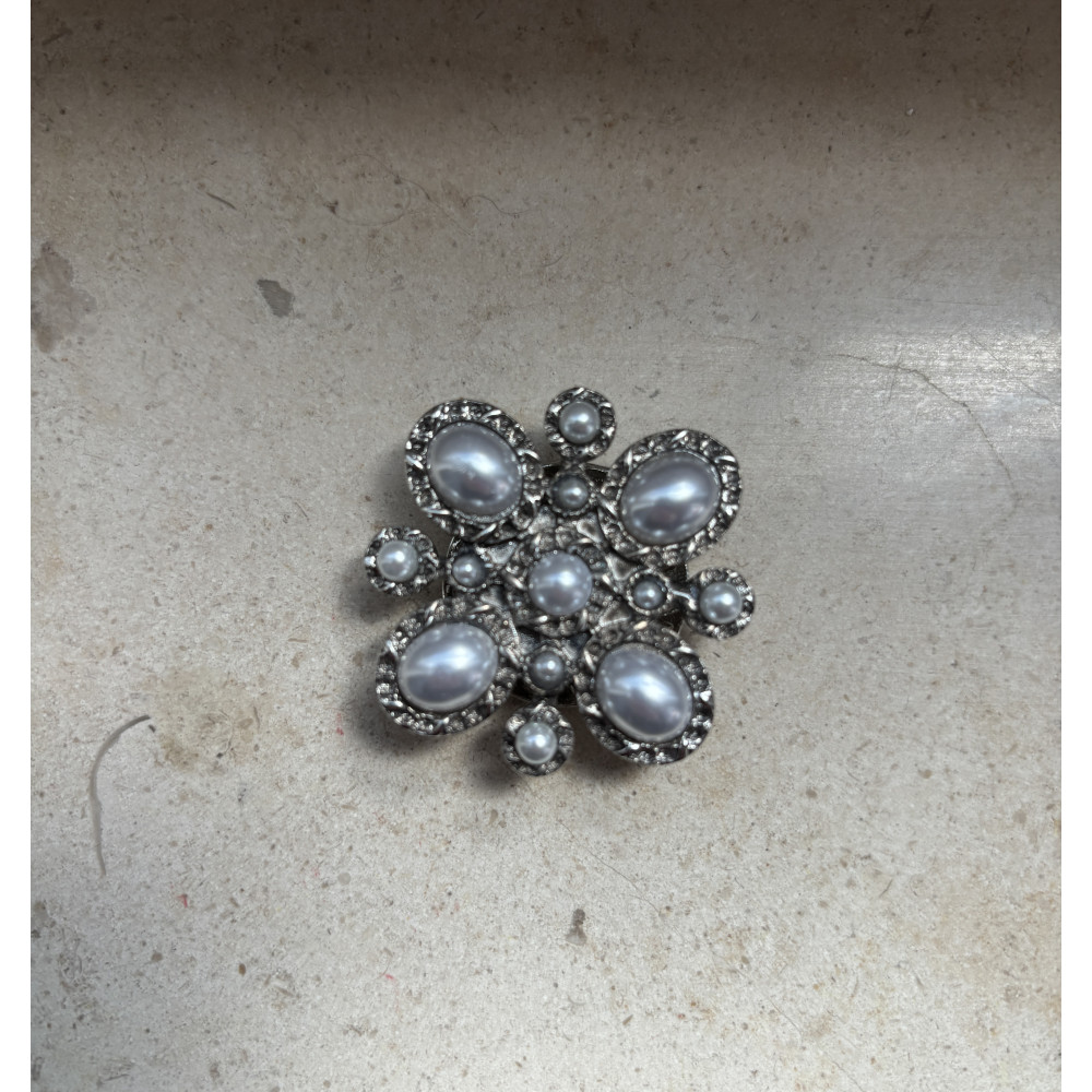 Broche aimant classique perles