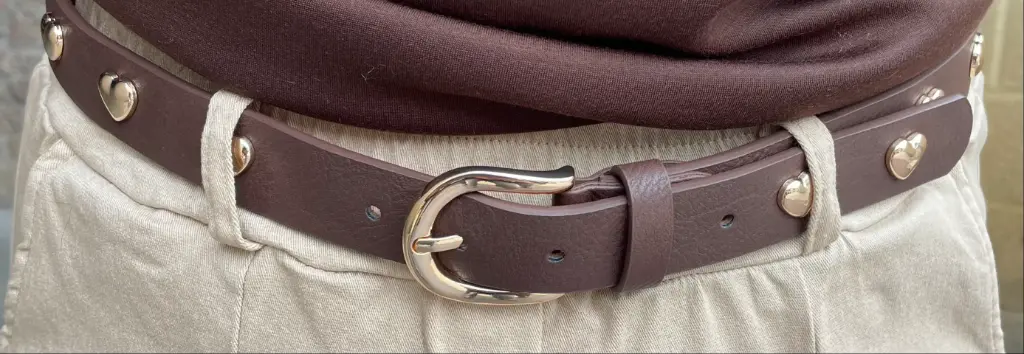 Ceinture clous coeurs boucle dorée