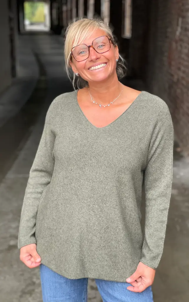 Pull V coutures manches