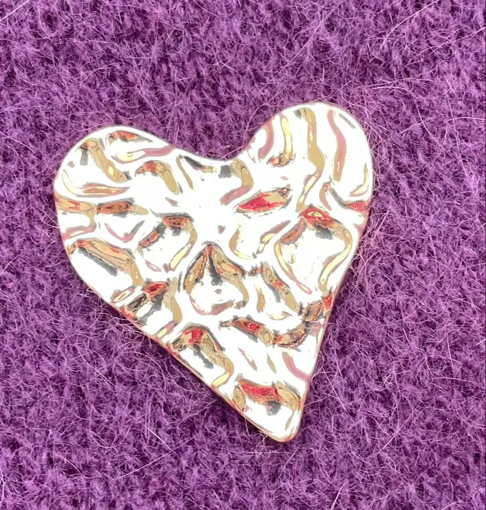 Broche aimant coeur martelé