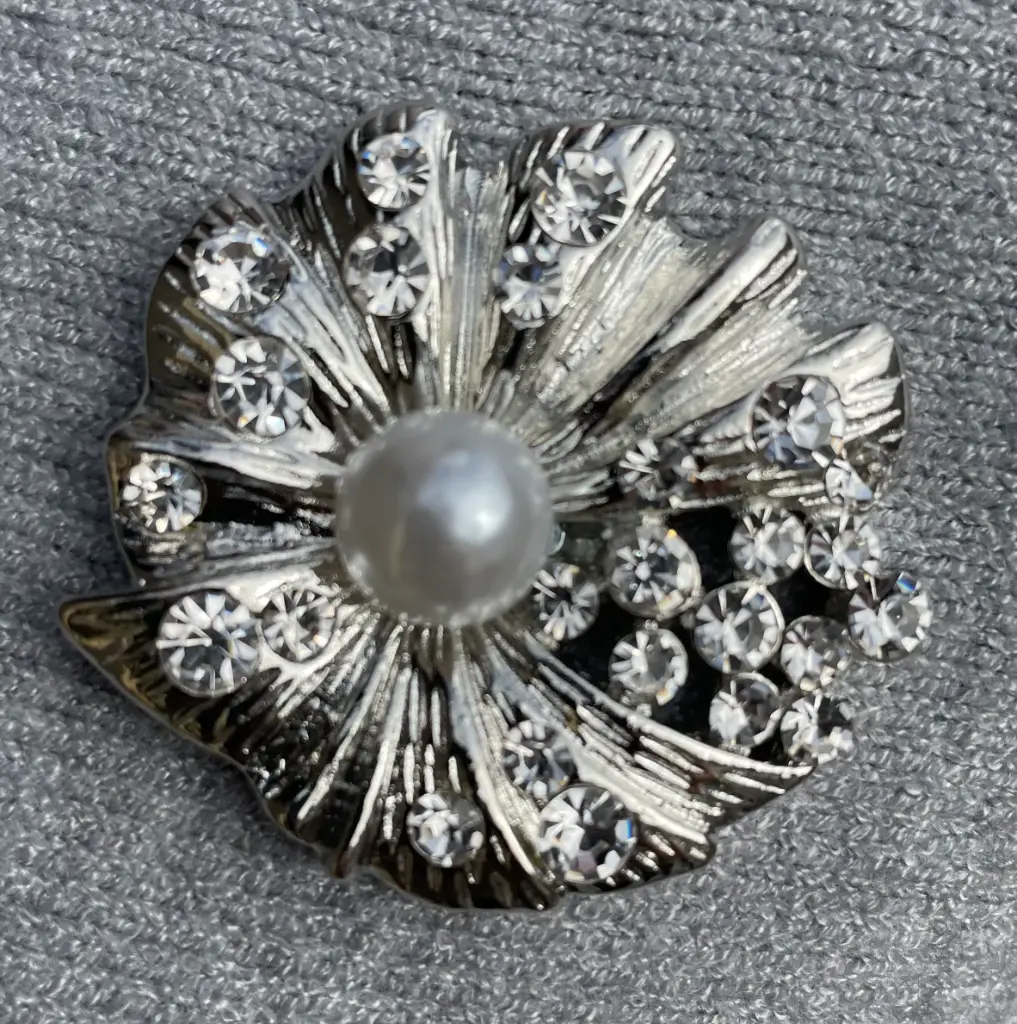 Broche aimant perles vintage