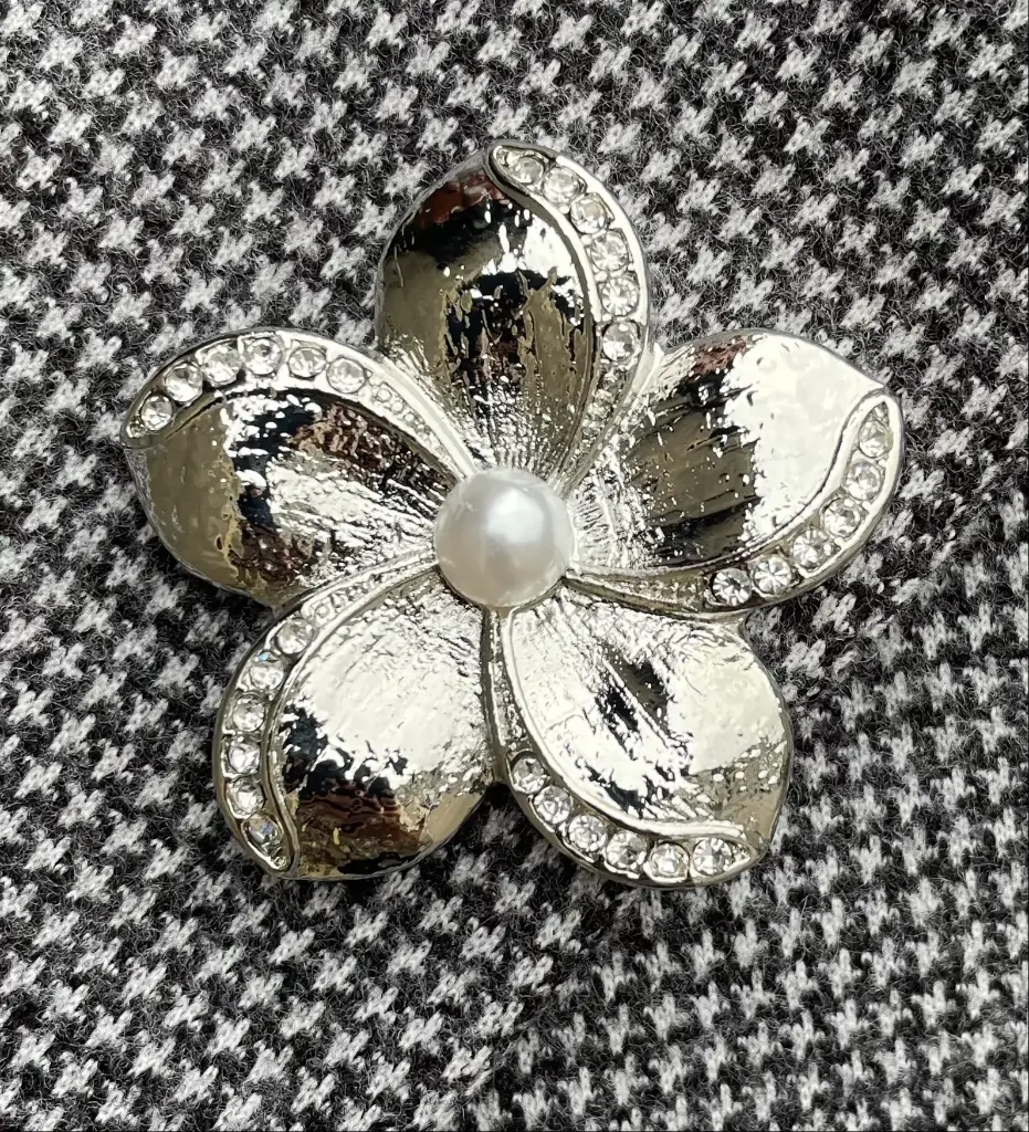Broche aimant fleur perle