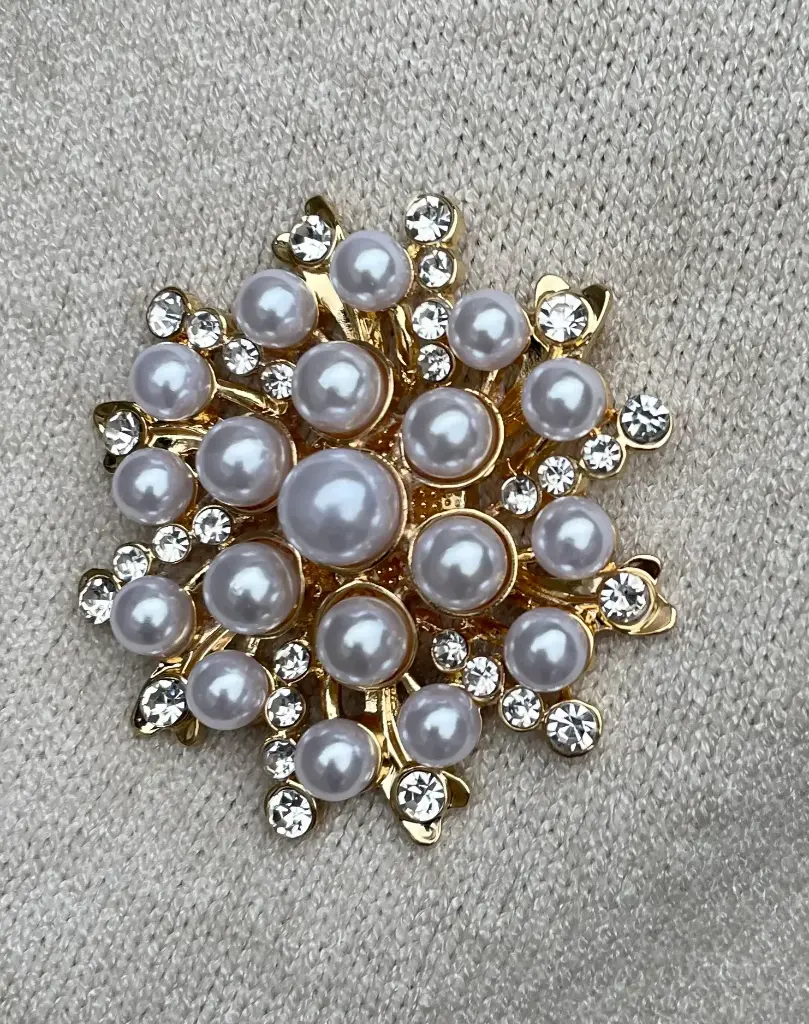 Broche aimant flocon perles nacrées