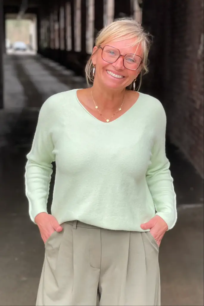 Pull V coutures manches