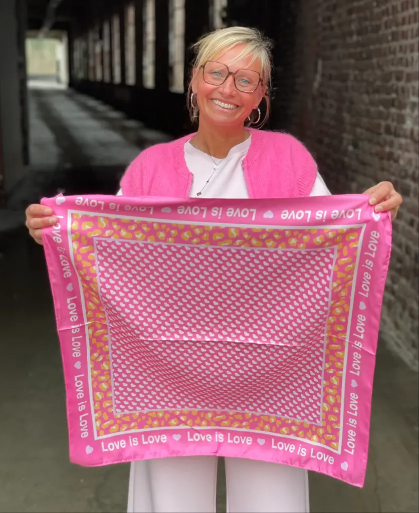 Foulard carré bord Love