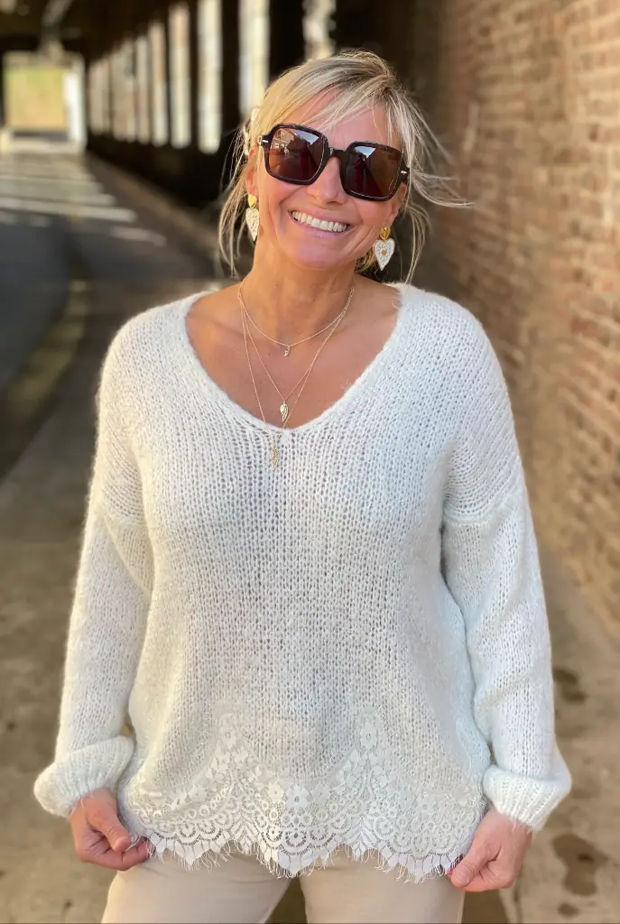 Pull bord dentelle