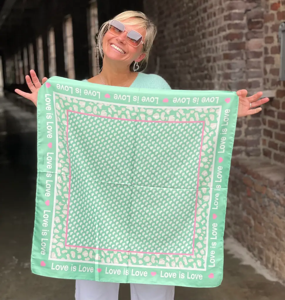 Foulard carré bord Love