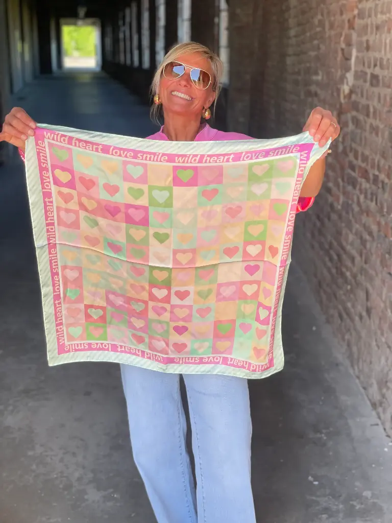 Foulard carré damier coeurs