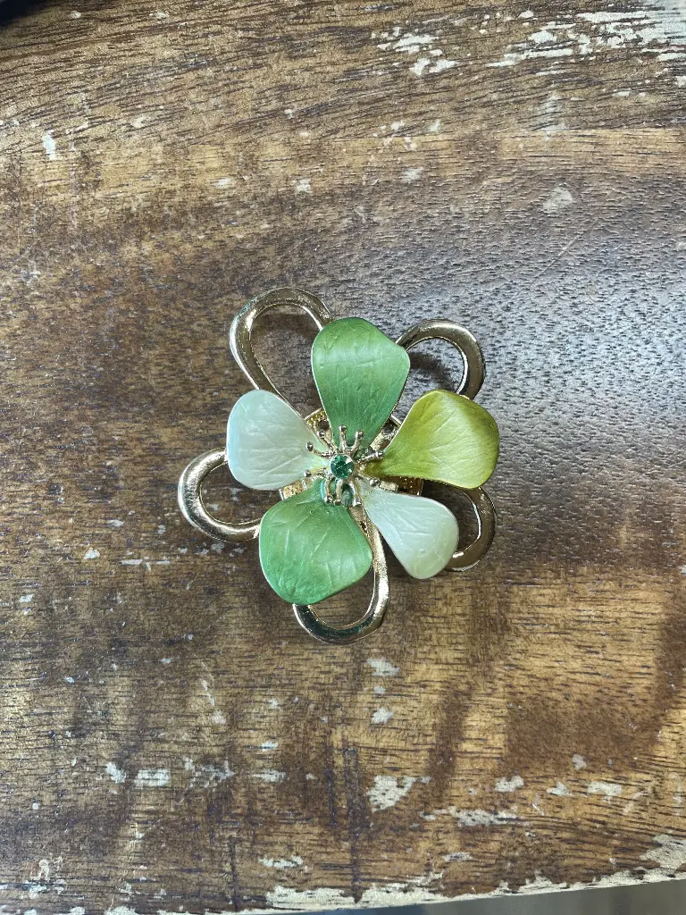 Broche aimant floral