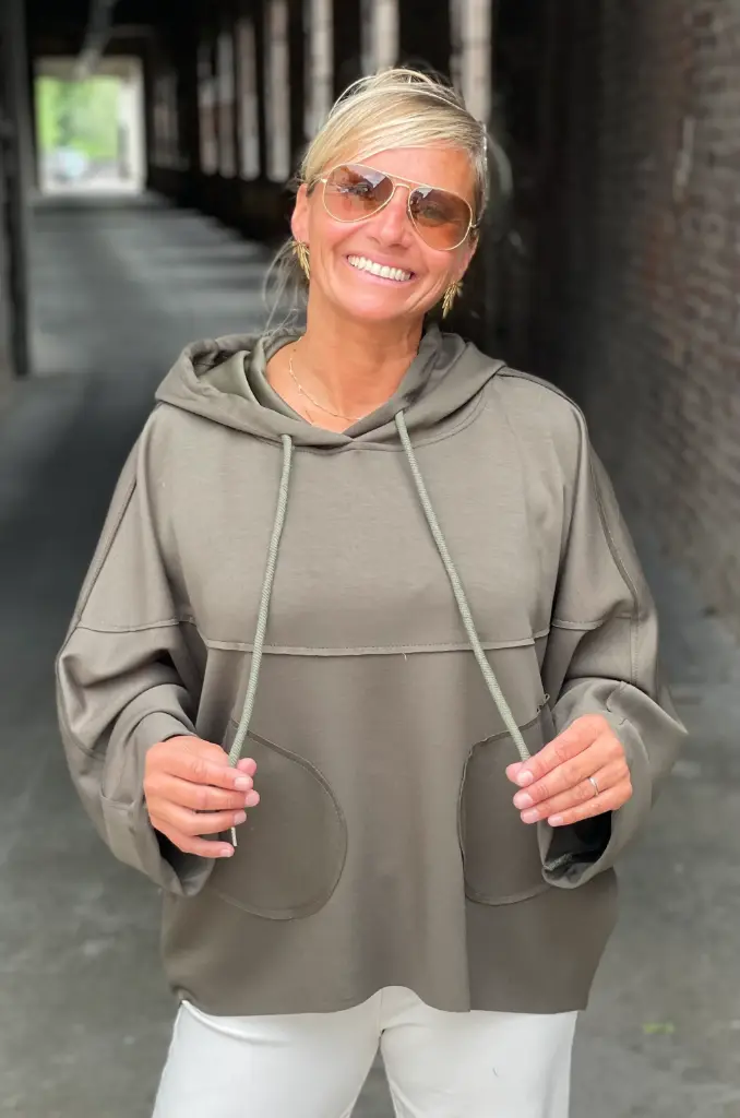 Sweat capuche chauve-souris