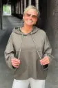 Sweat capuche chauve-souris