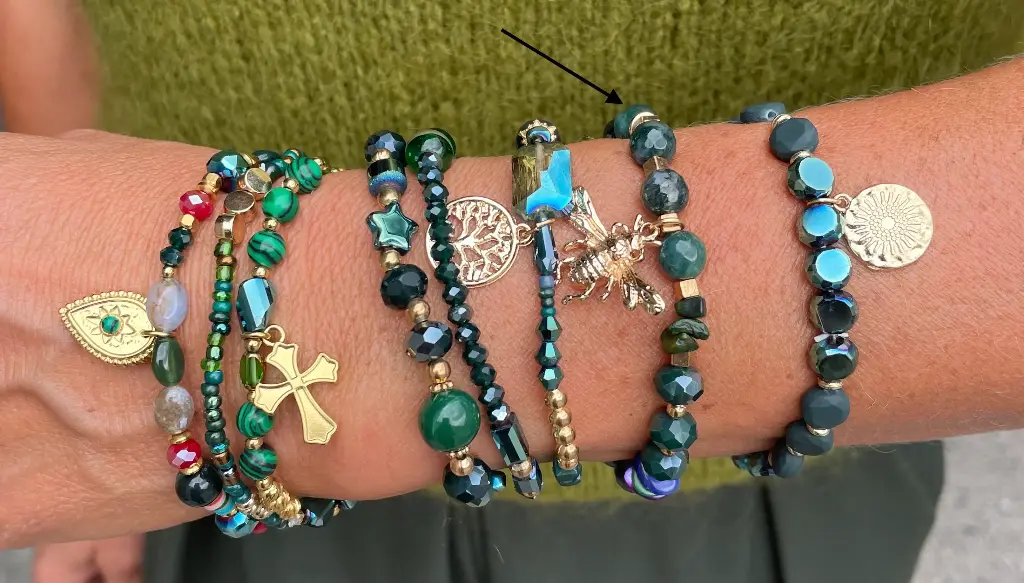 Bracelet abeille pendante n°299 (vert foncé)