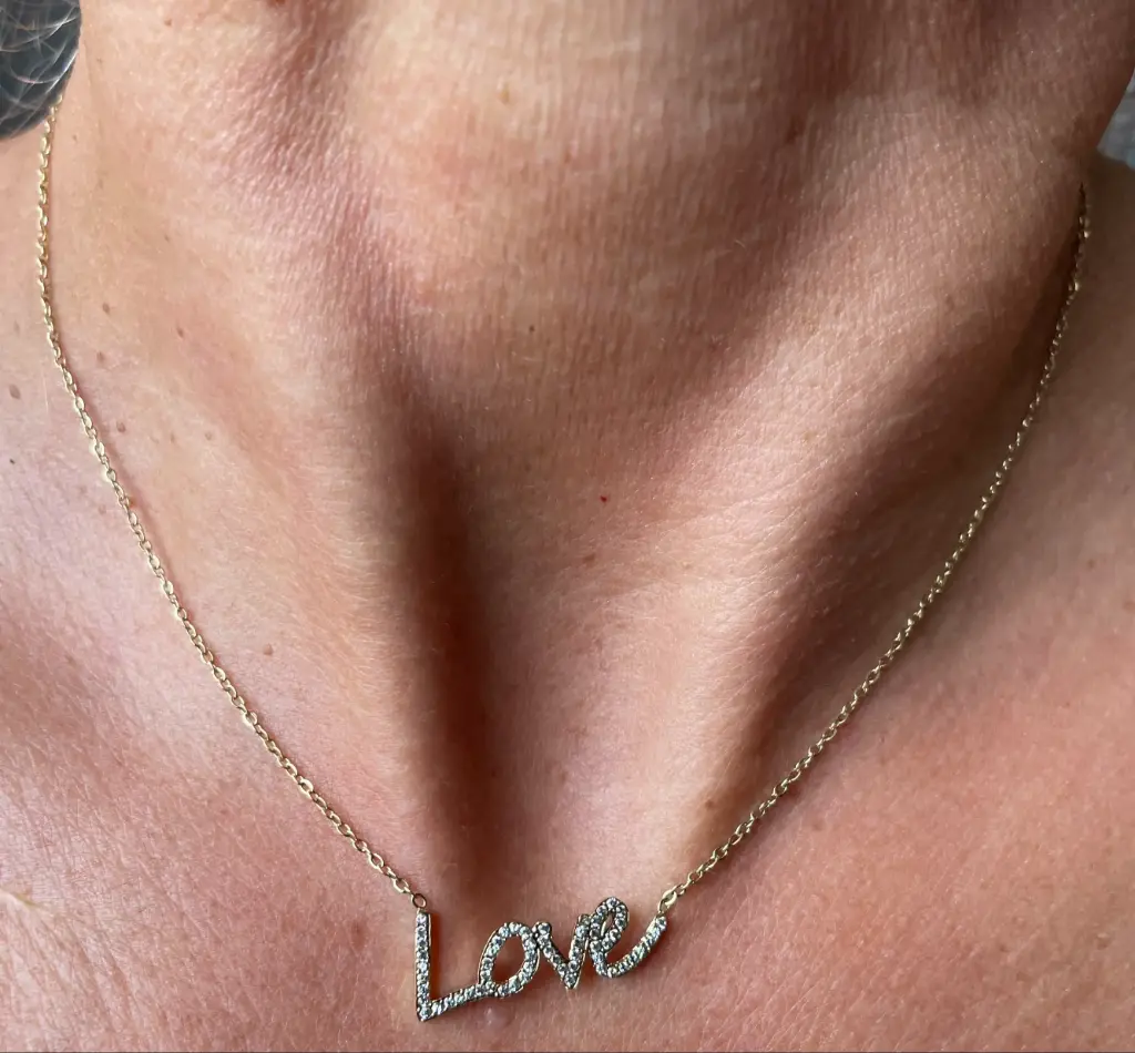 Collier chaîne fin "LOVE"  