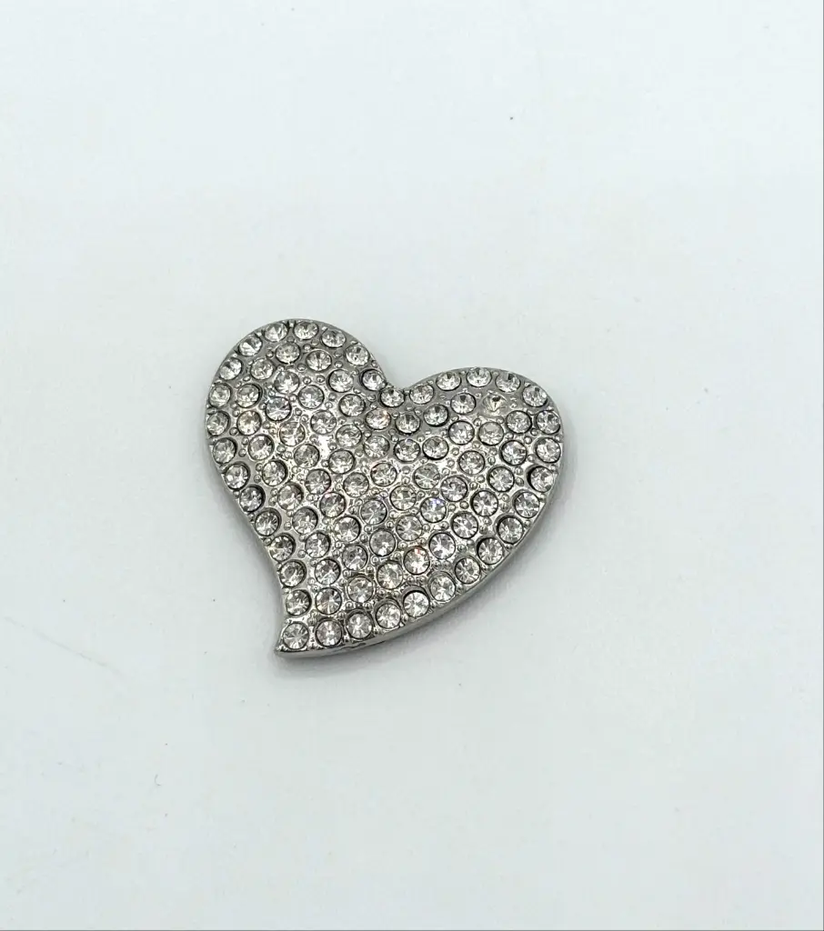 Broche aimant coeur strass