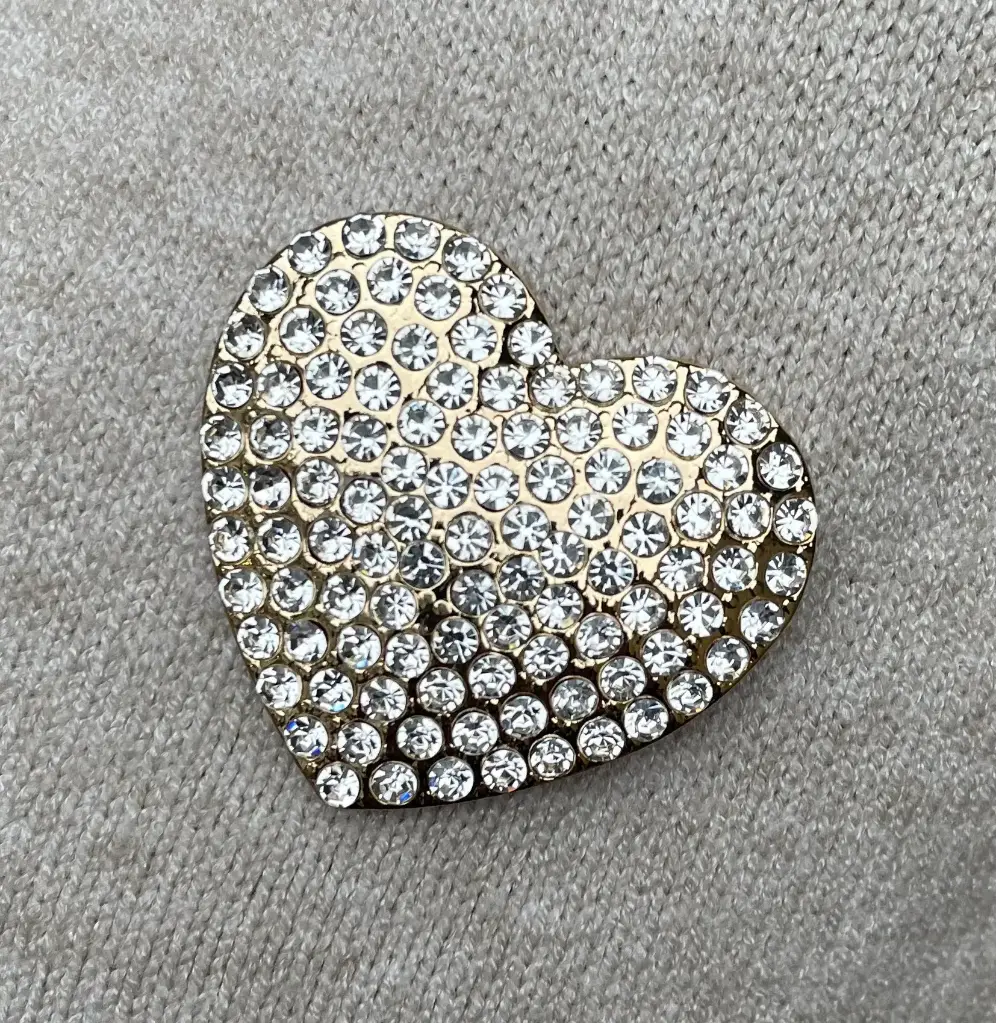 Broche aimant coeur strass
