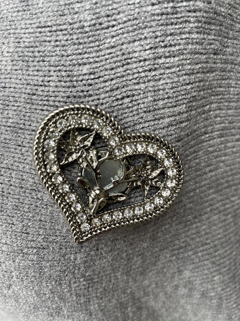 Broche aimant biche coeur strass