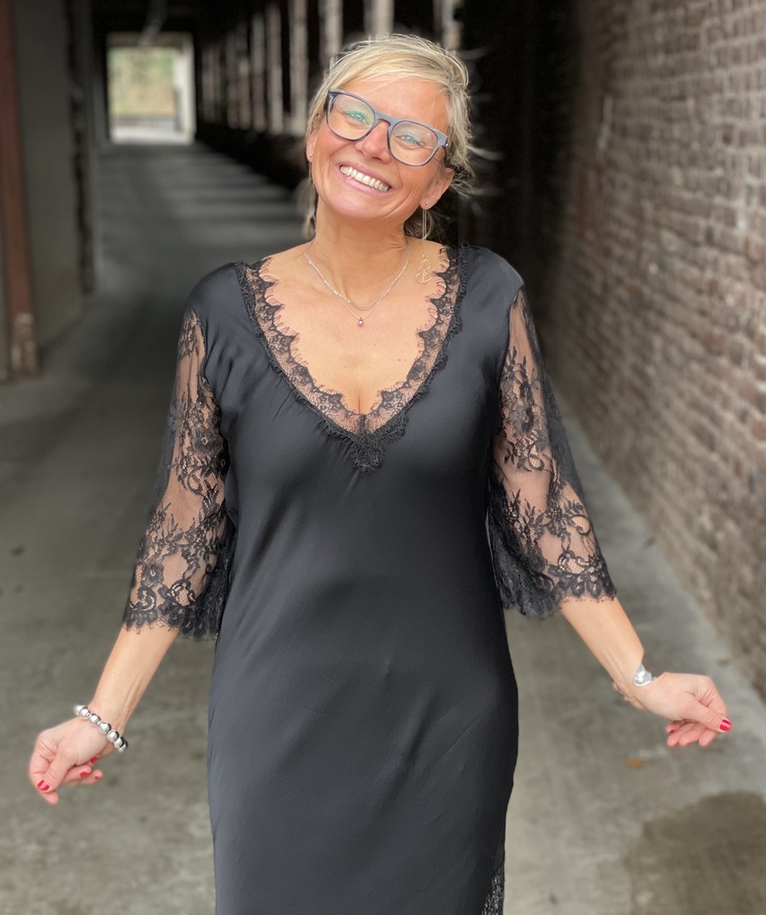 Robe longue bord dentelle