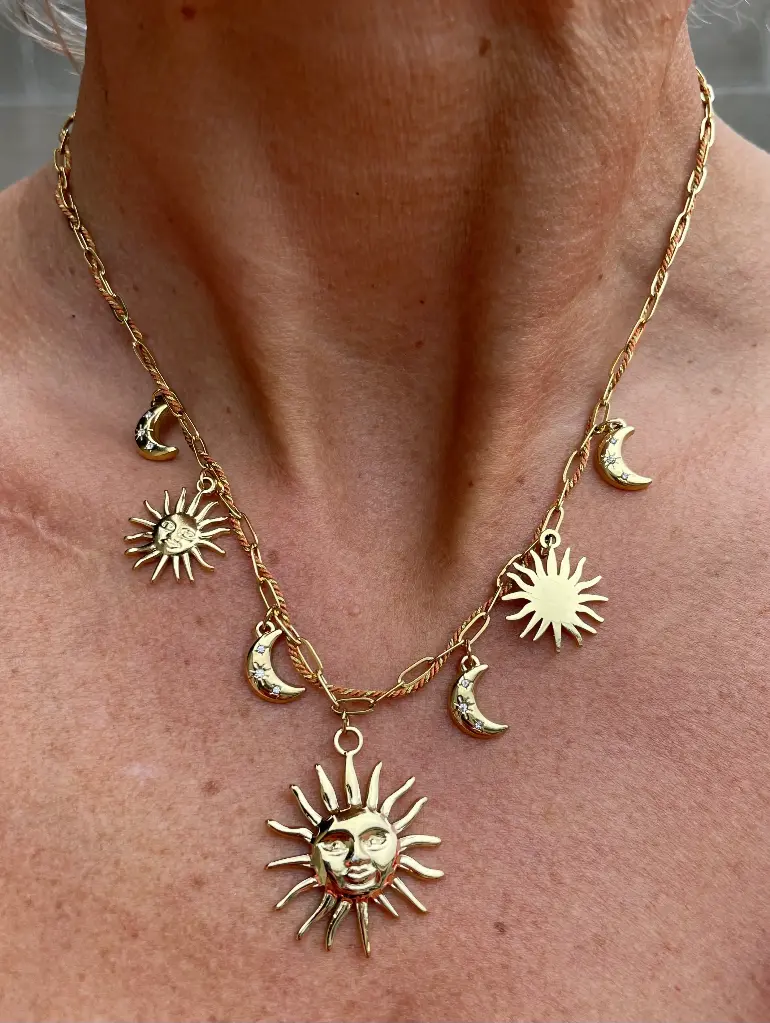 Collier chaîne breloques soleils et lunes K-162