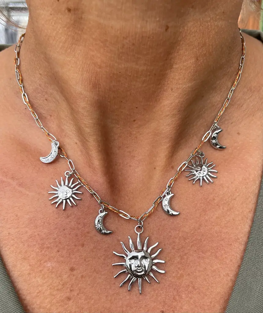 Collier chaîne breloques soleils et lunes K162