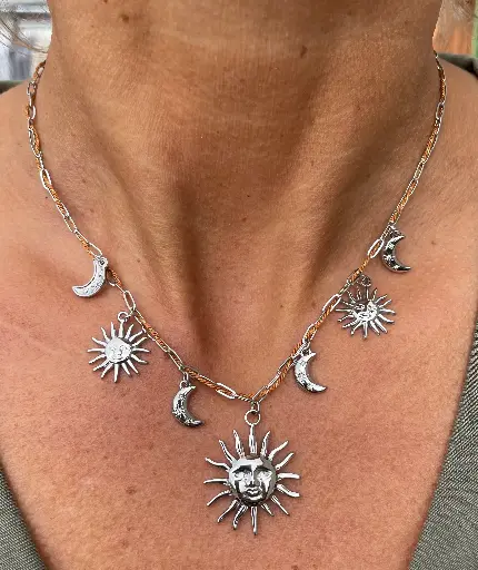 Collier chaîne breloques soleils et lunes K162