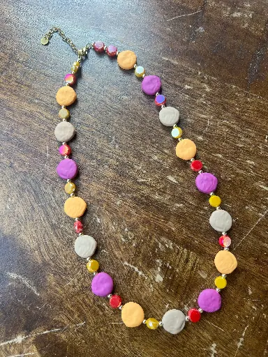 Collier pierres plates colorées