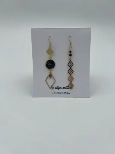 Boucles d'oreilles dépareillées 