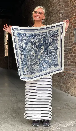 Foulard carré satin Toile de Jouy