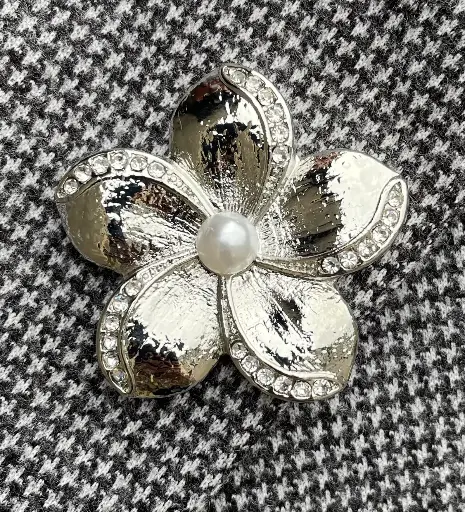 Broche aimant fleur perle