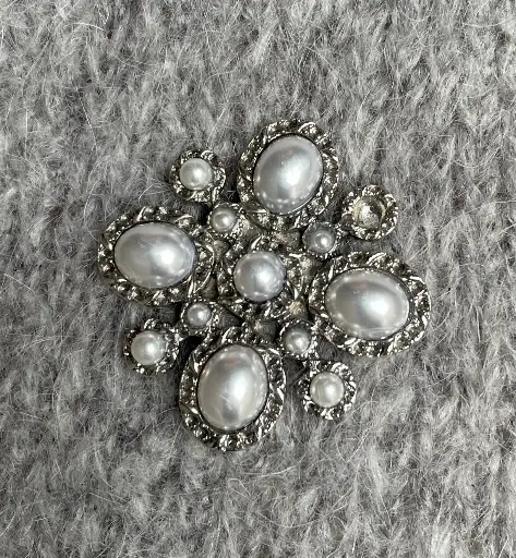 Broche aimant classique perles