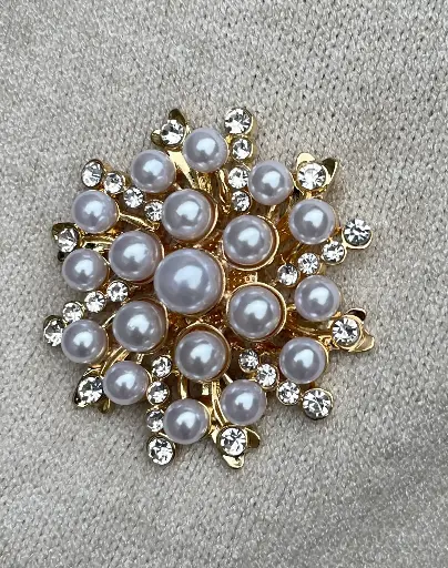 Broche aimant flocon perles nacrées