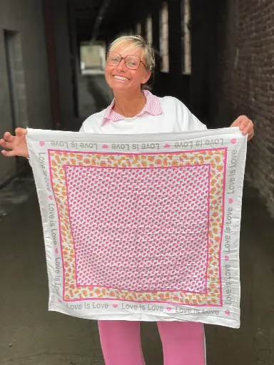 Foulard carré bord Love