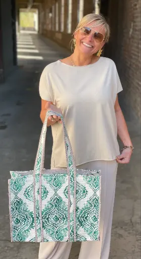 T-shirt col coupé manches courtes