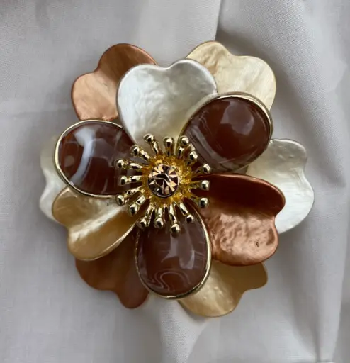 Broche aimant Fleur relief