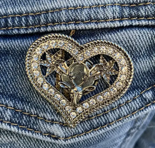 Broche aimant biche coeur strass